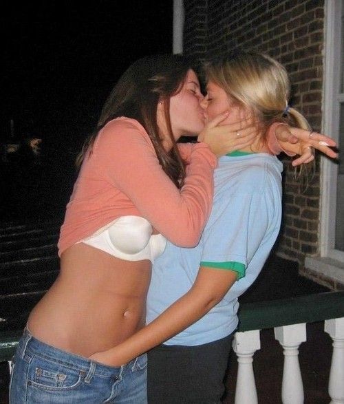 904 Real girls kissing